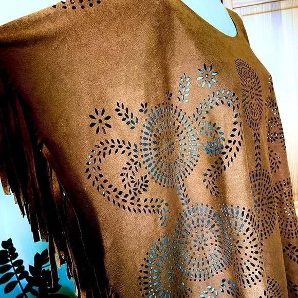 OS Suede Lasercut Fringe Poncho Boho Western Bohemian Festival Concert Edgy 70s - Picture 5 of 5